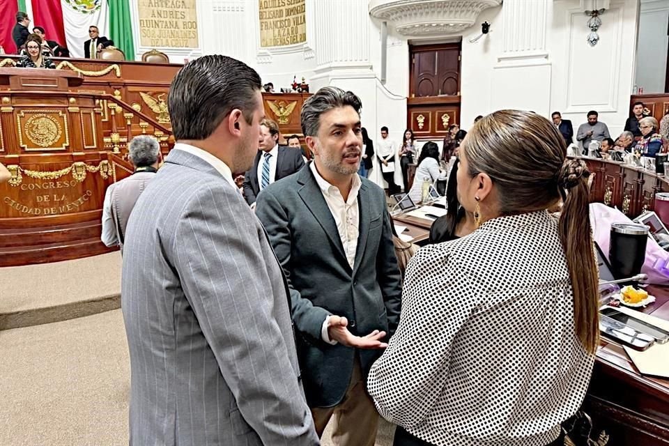 Jesús Sesma (centro), uno de los principales impulsores de la prohibición de corridas de toros, hablando ayer con Pedro Haces, hijo del líder sindical y empresario taurino, y Xóchitl Bravo, de Morena.