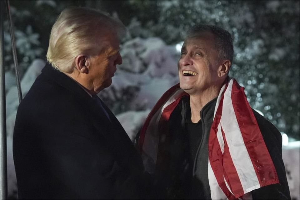 El Presidente Donald Trump recibe a Marc Fogel en la Casa Blanca, el 11 de febrero del 2025.