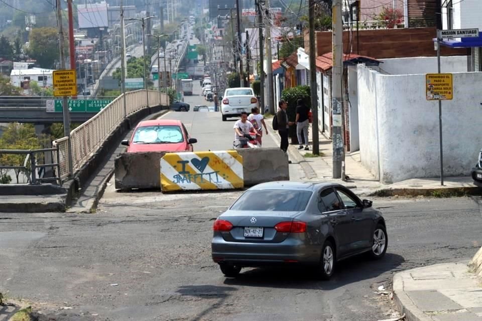 En el cruce con Misión de Santiago hay dos bloques de concreto que impiden el paso en 138 metros de la vía.