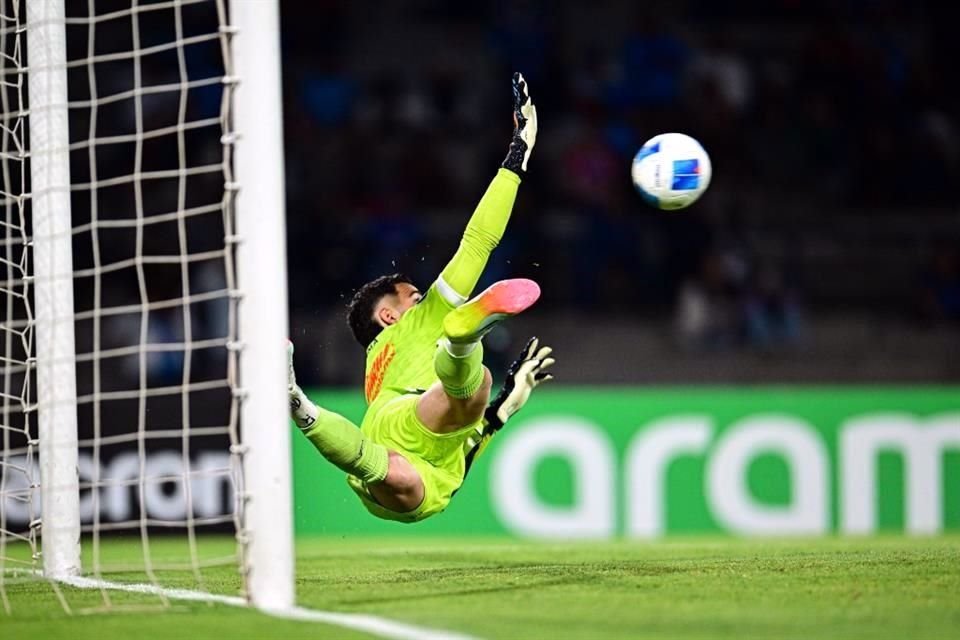 Andrés Gudiño respondió en el arco de Cruz Azul y detuvo un tiro penal.