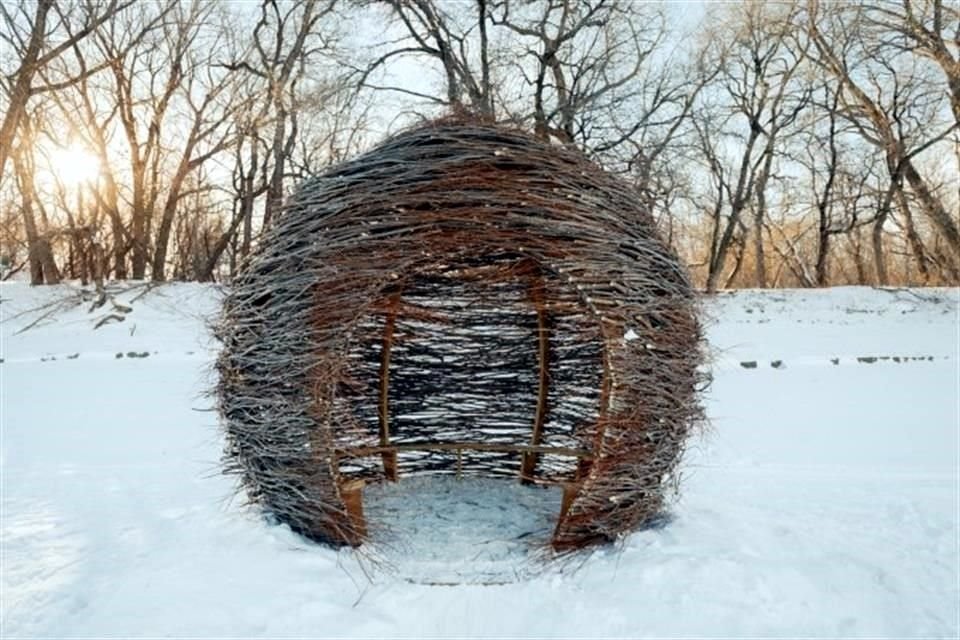 Al utilizar solo materiales de origen local se enfatiza la importancia de vivir en armonía con el medio ambiente.