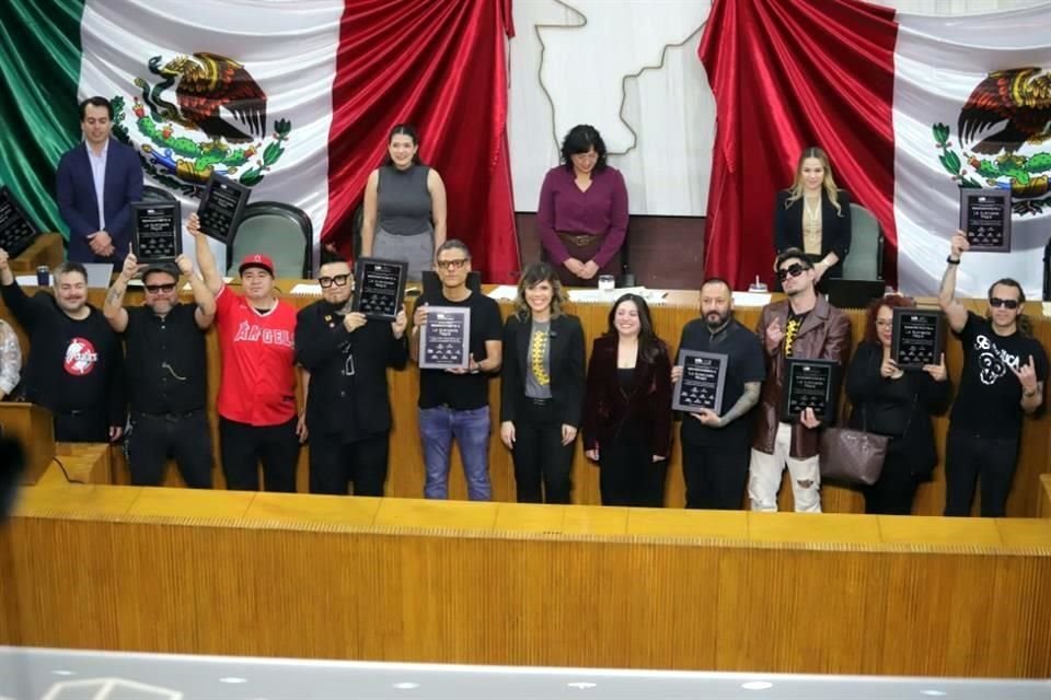 El Congreso del Estado rindió un homenaje a algunos representantes de la llamada Avanzada Regia que este año celebra tres décadas desde su creación.