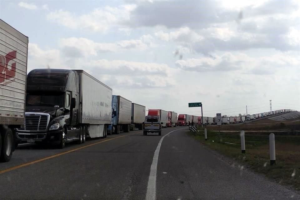 Transportistas de carga pesada advirtieron con protestar contra las autoridades de la Aduana de Reynosa por persistir problemas de congestionamiento.