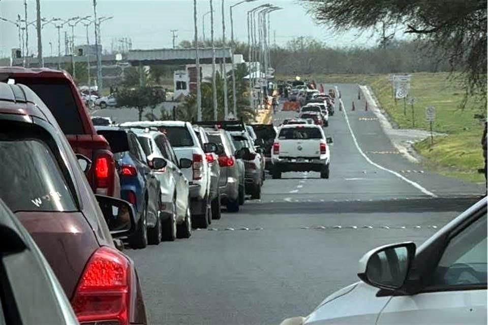 La circulación en el Libramiento Reynosa-Río Bravo se ha complicado por la doble fila de tráileres.