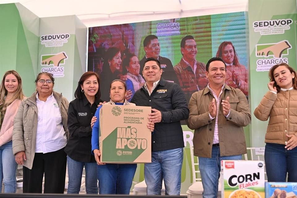 Inauguran obra y entregan apoyo alimentario en Charcas