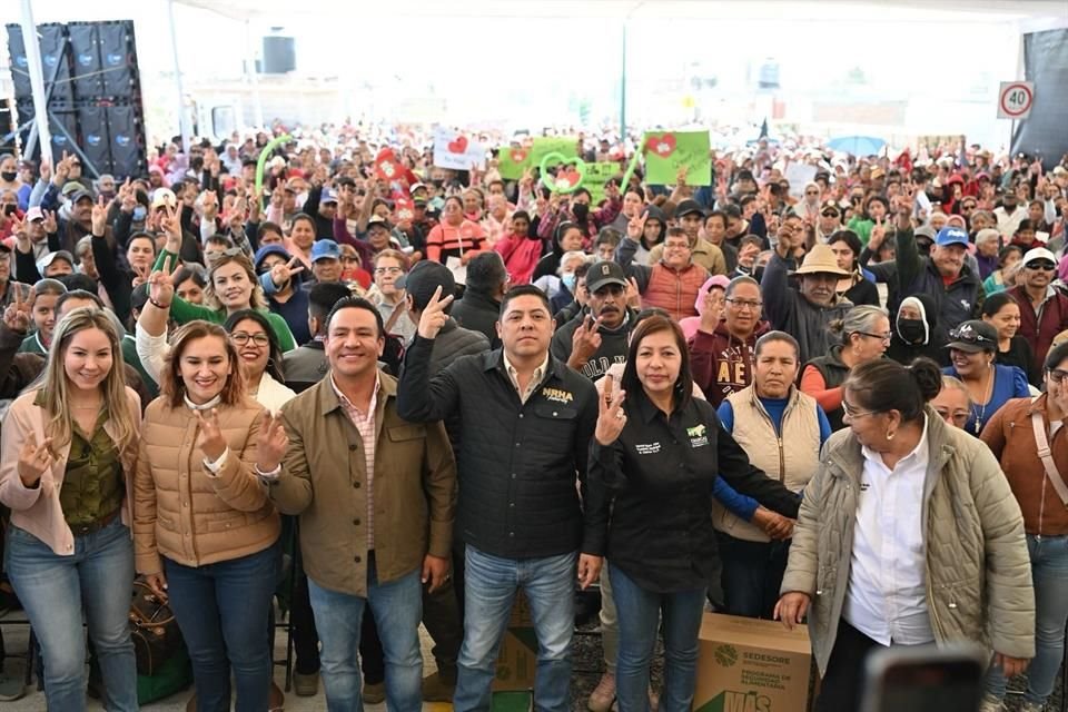 Inauguran obra y entregan apoyo alimentario en Charcas