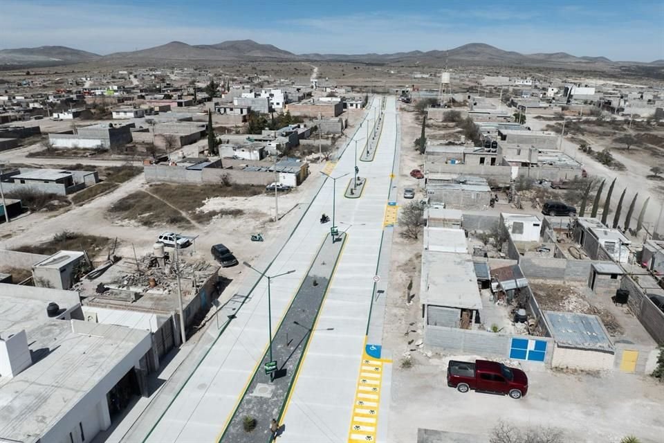 Inauguran obra y entregan apoyo alimentario en Charcas