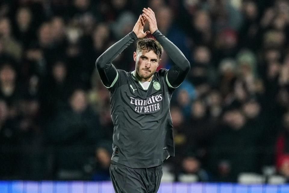 Santiago Giménez fue ovacionado por la afición del Feyenoord, pero el Milán perdió como visitante 1-0 en la ida del Playoff de UCL.