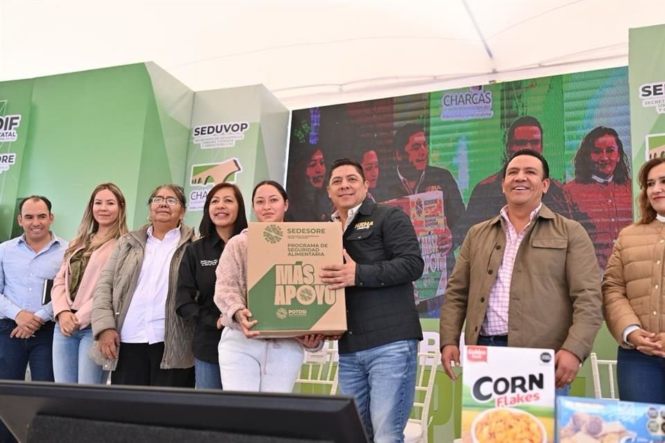 Inauguran obra y entregan apoyo alimentario en Charcas