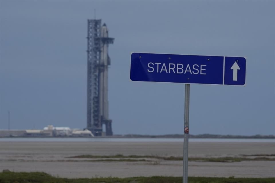 Un cohete de SpaceX se prepara para su lanzamiento en la base de Starbase, en Boca Chica, Texas, el 12 de enero.