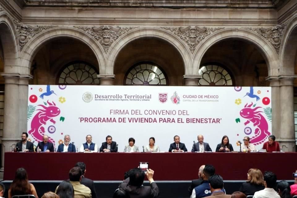 La Jefa de Gobierno, Clara Brugada, y otras autoridades firmaron un convenio para la construcción de viviendas.