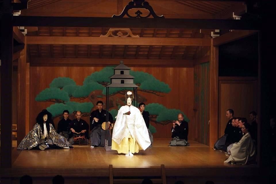 El género japonés no se trata de una representación de teatro realista. Los movimientos son muy estilizados y prescritos.