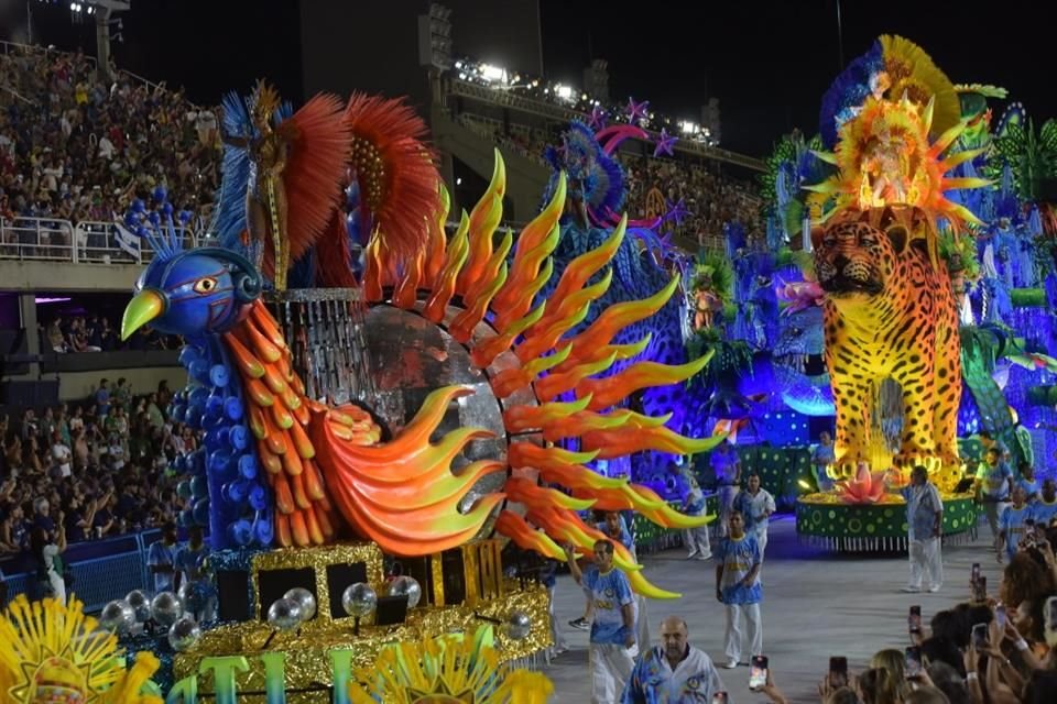 A lo largo de los días que dura el icónico carnaval, en la ciudad reina un vibrante ambiente.