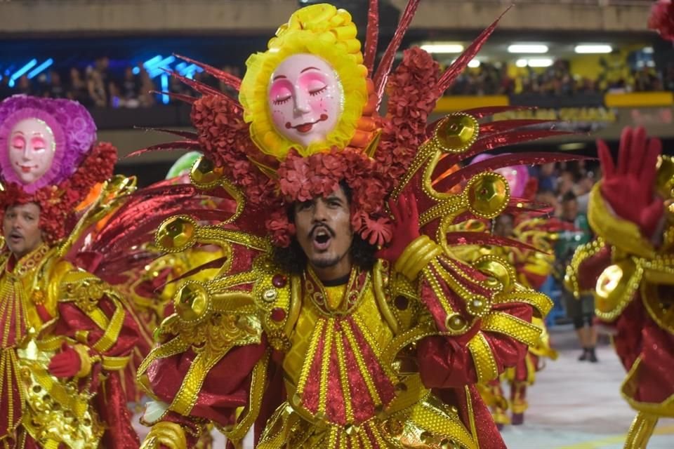 A lo largo de los días que dura su icónico carnaval, en la ciudad reina un vibrante ambiente.