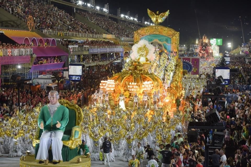 La música de las las escuelas de samba reina en las calles y en cada rincón es palpable la alegría brasileña.