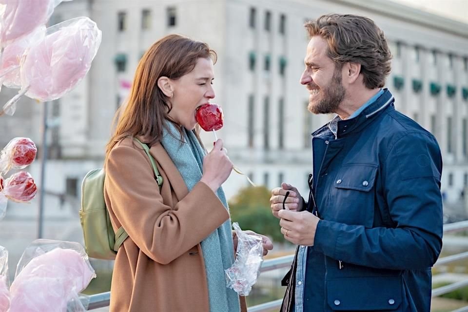 Michel Brown y Carolina Miranda estelarizan el drama romántico 'El Hilo Rojo', que estrena en Vix, sobre las dificultades del destino.