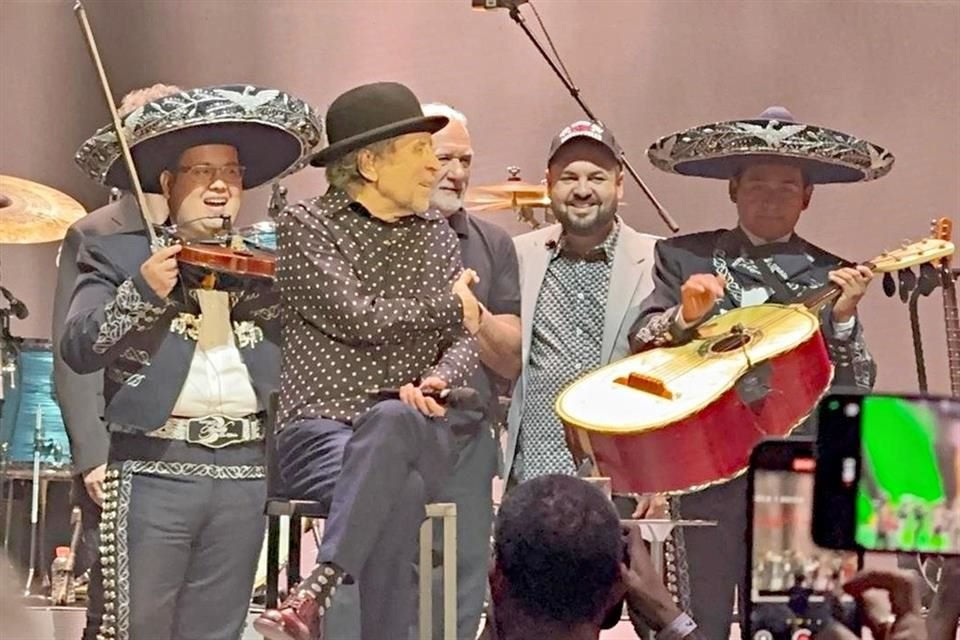 El cantautor español Joaquín Sabina celebró su cumpleaños número 76 en el Auditorio Nacional con el apoyo de sus fans mexicanos.