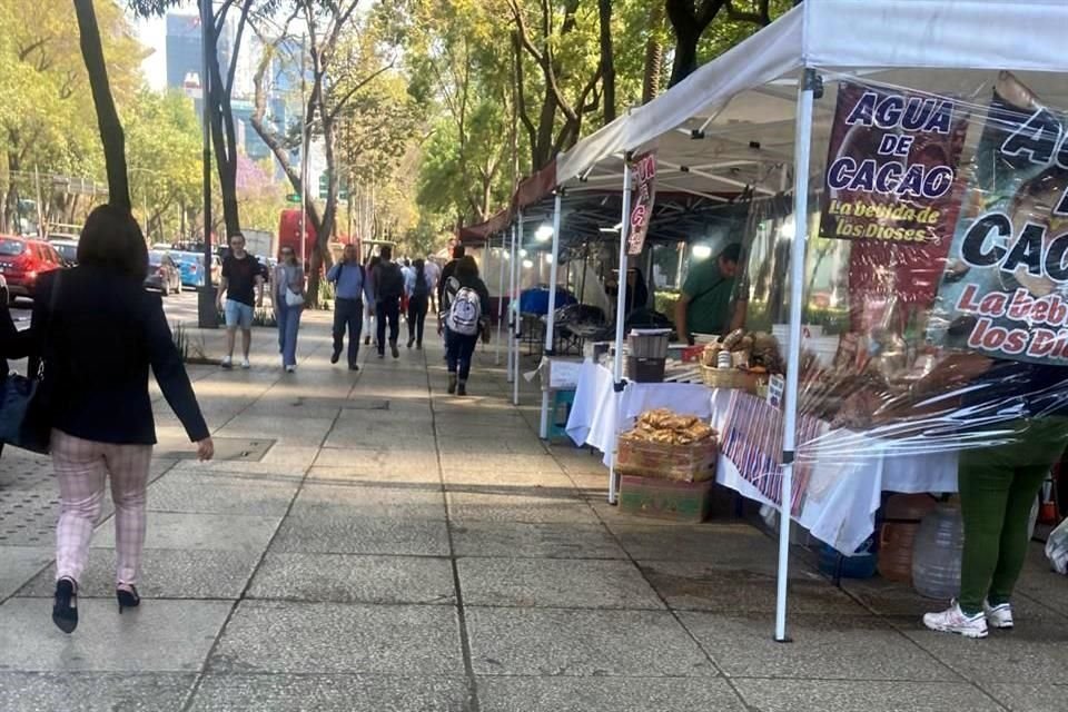 En los últimos días, el ambulantaje regresó a Paseo de la Reforma, donde puestos se extienden sobre las banquetas.