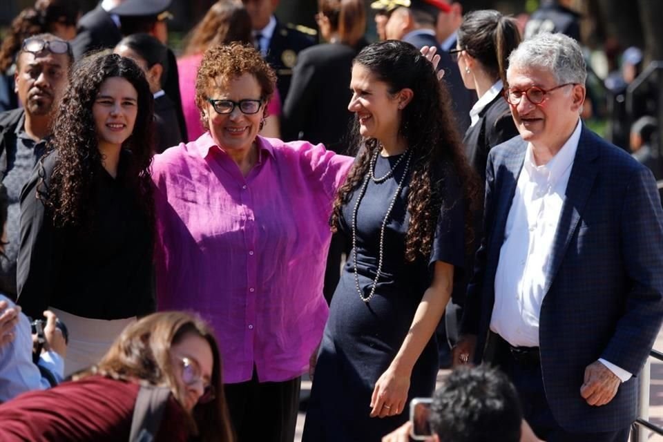 EN FAMILIA. Luisa María Alcalde, Bertha Luján, Bertha Alcalde Luján y Arturo Alcalde Justiniani.