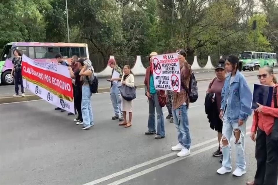 'Agua para las casas, no para las plazas, Fuentes Brotantes resiste, exigimos la cancelación completa de Fuentes Brotantes 134', repiten habitantes de Tlalpan. 