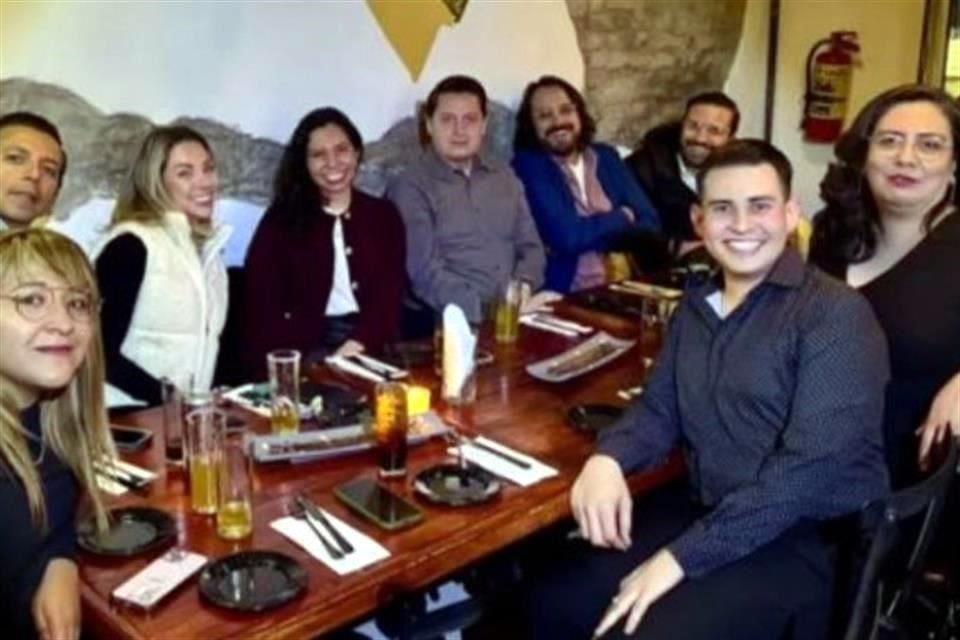 A Graciela Olmedo, actual líder de la promoción del voto en la Cuauhtémoc se le ha visto en fotografías con el ex Alcalde Néstor Núñez, en comidas y cenas con otros partidarios de la 4T.