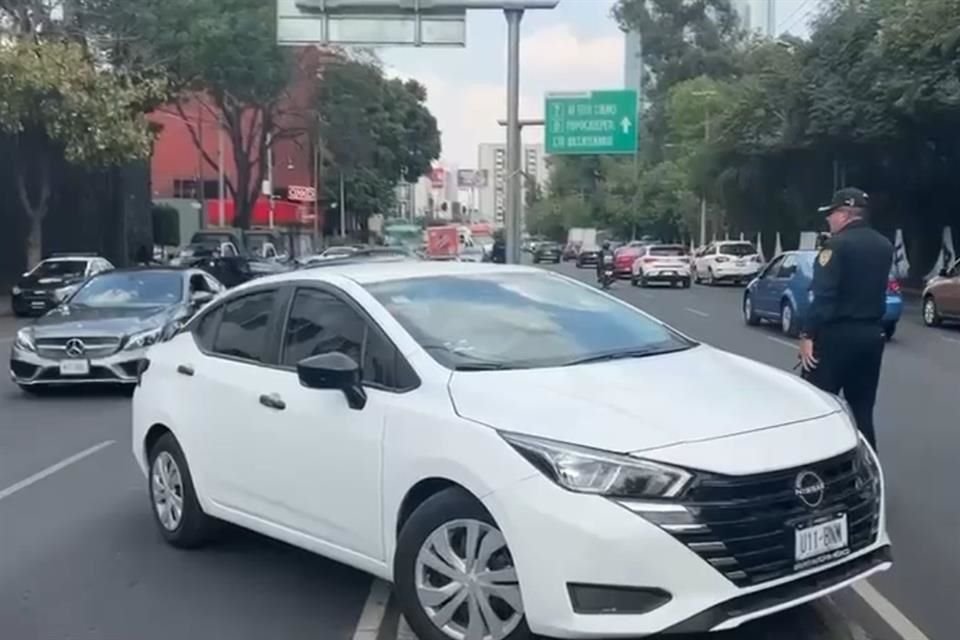 Elementos de Tránsito desvían las largas filas de vehículos particulares y de transporte público.