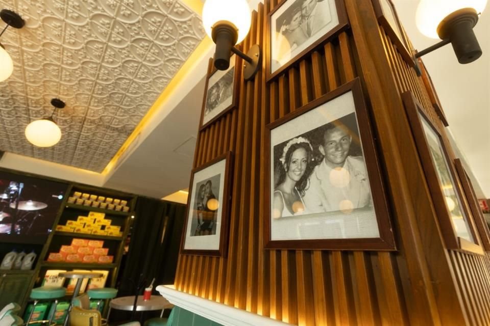 Fotografías de los exes más famosos decoran sus paredes.