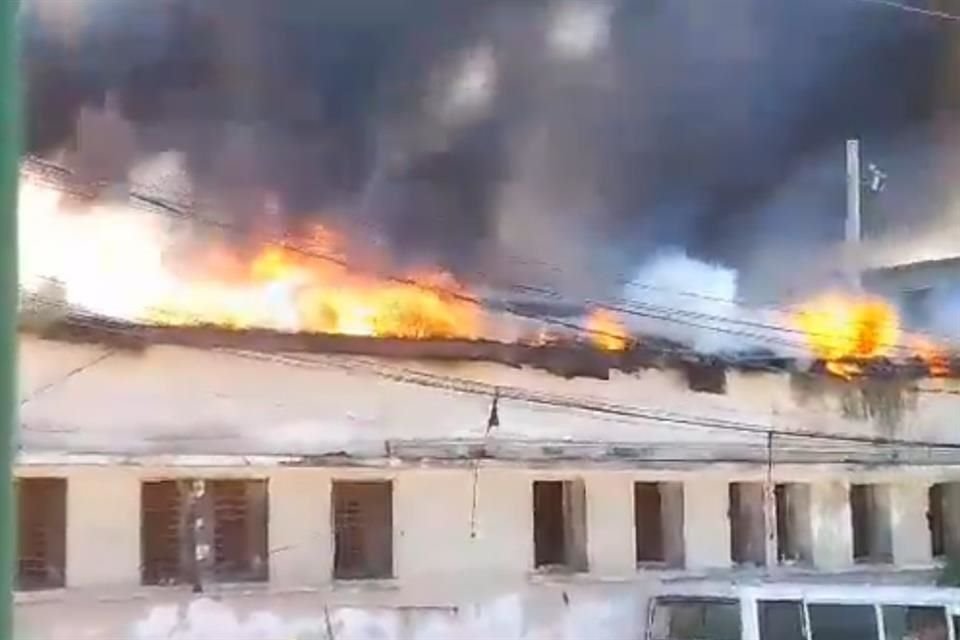 El principal hospital público de Haití fue incendiado el jueves por pandillas tras permanecer cerrado por ser objeto de múltiples ataques.