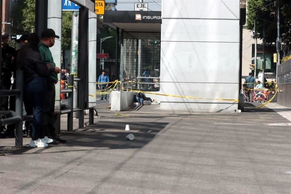 AL RESCATE El sujeto forcejeaba con la mujer, a quien acorrala en el elevador de la entrada del Metro, pero llegan policías y lo abaten.