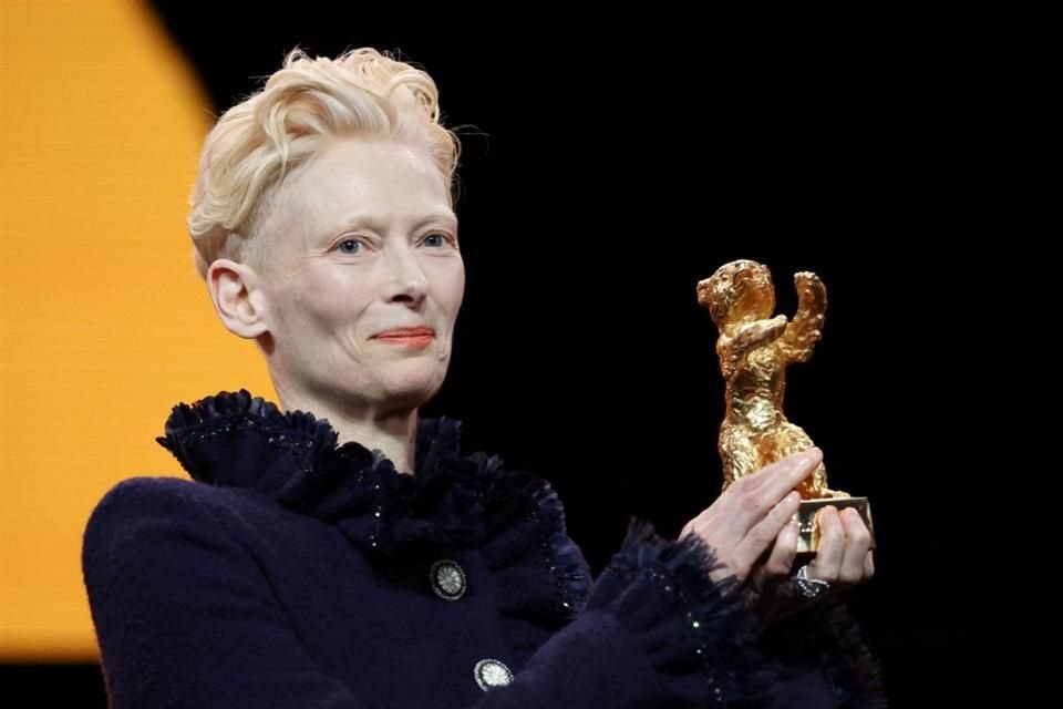 La actriz Tilda Swinton recibió un premio especial por su trayectoria en la Berlinale, donde habló sobre los asesinatos en masa en el mundo.