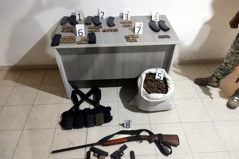 Armas y cartuchos de diversos calibres fueron encontrados dentro del inmueble intervenido.