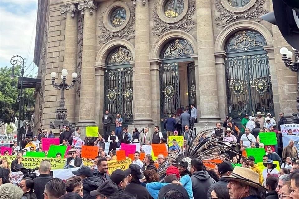 Integrantes del gremio de las peleas de gallos y la tauromaquia se reunieron con diputados en Donceles.