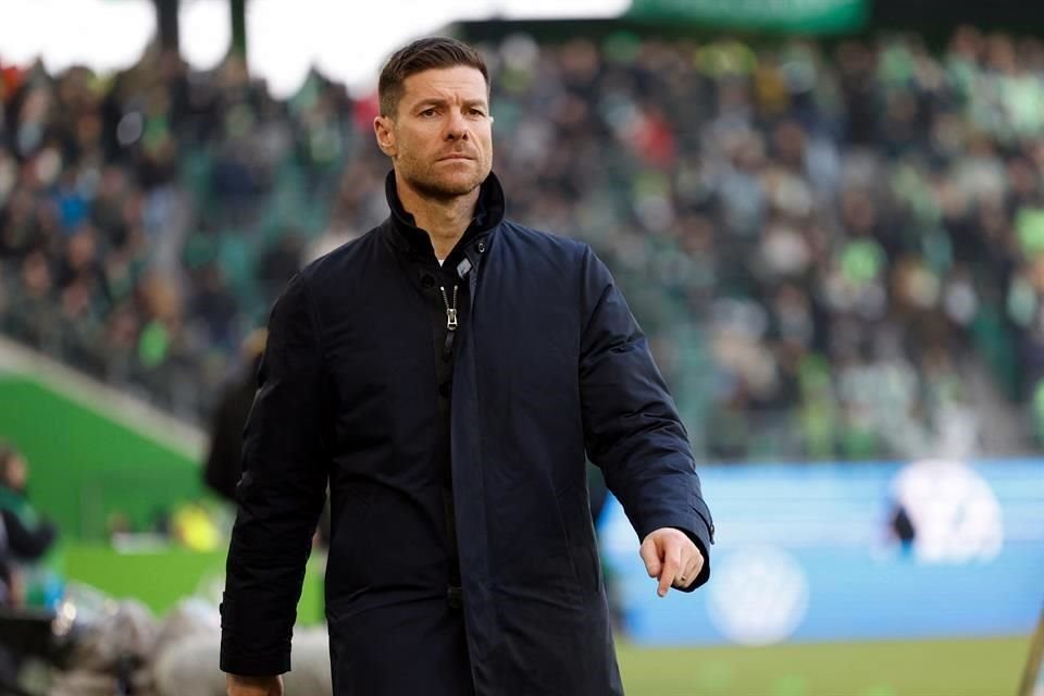 Xabi Alonso comandó al equipo al histórico título de la Bundesliga.