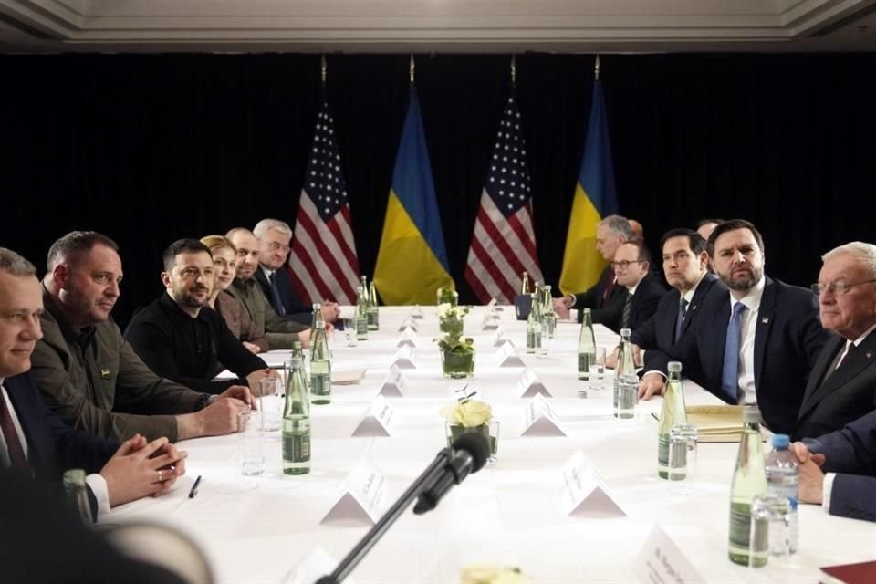 El Presidente ucraniano, Volodymyr Zelensky, se reunió con el Vicepresidente JD Vance al margen de la Conferencia de Seguridad de Múnich.