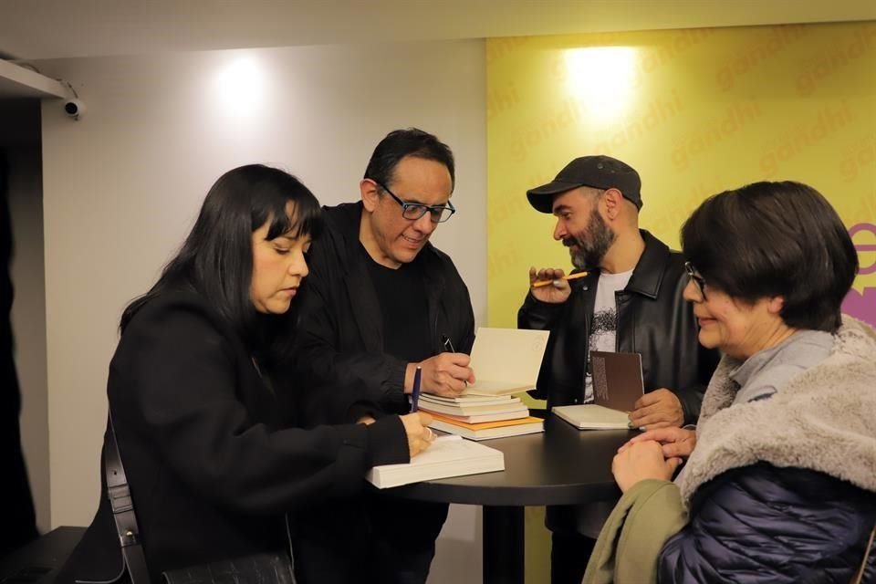 Gabriela Damián Miravete, Alberto Chimal y Bernardo Esquinca, presentes en la antología, firmaron libros a los lectores que se dieron cita en la presentación.