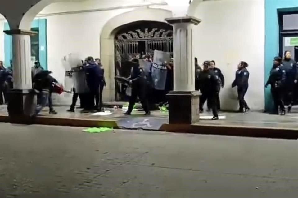 Pobladores de San Pablo del Monte, Tlaxcala se enfrentaron con policías, durante una protesta que derivó en patrullas dañadas, personas golpeadas y la retención de la Alcaldesa Ana Lucía Arce.