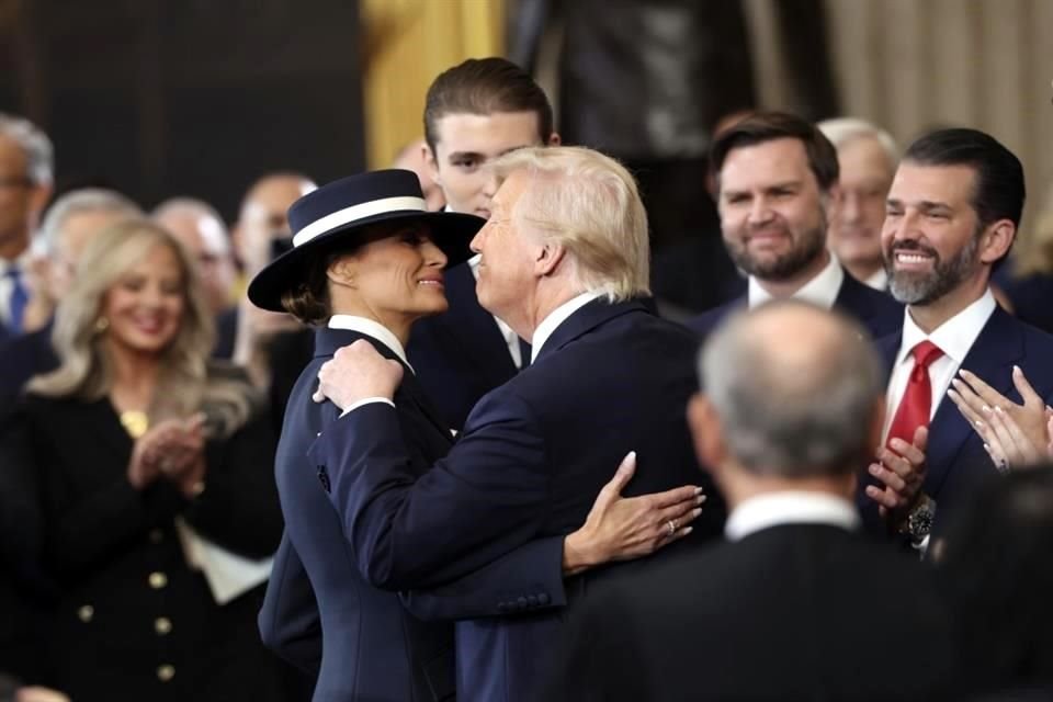 El Presidente Donald junto a su esposa Melania y al fondo su hijo Barron Trump (izq. a der.), el Vicepresidente JD Vance y Donald Trump Jr.