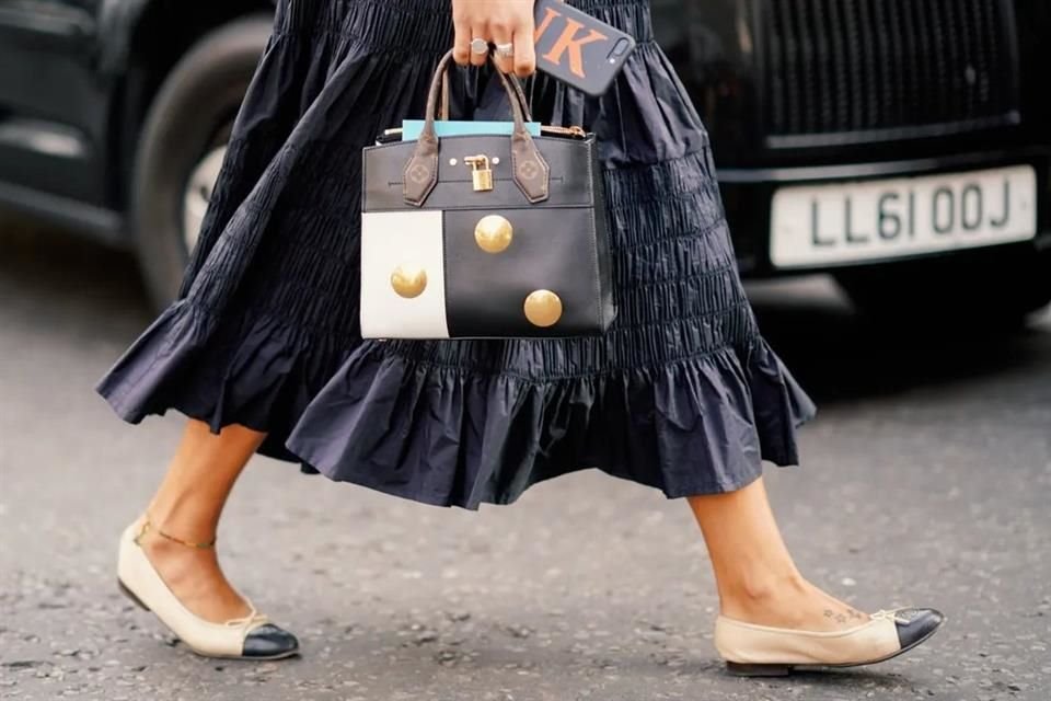 Transforma tu look con un solo accesorio: zapatos clásicos, perlas, mascadas, gafas, cristales o diademas.