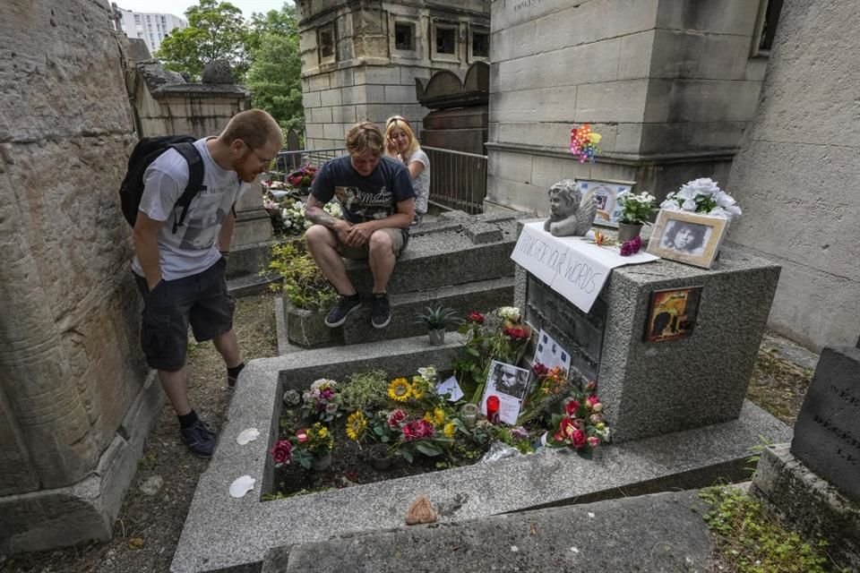 La tumba de Morrison, ubicada en el famoso cementerio Pere Lachaise de París, ya es un lugar de peregrinaje para los nostálgicos del rock.