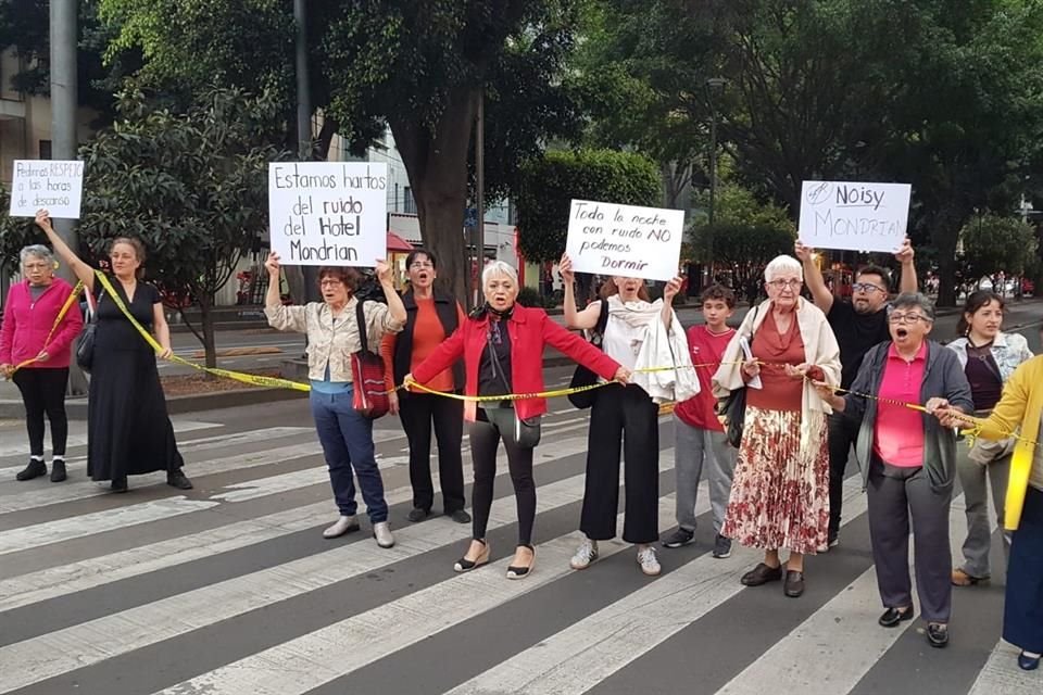 A las 18:00 horas, cerraron el paso vehicular sobre Avenida Insurgentes, al cruce con Aguascalientes.