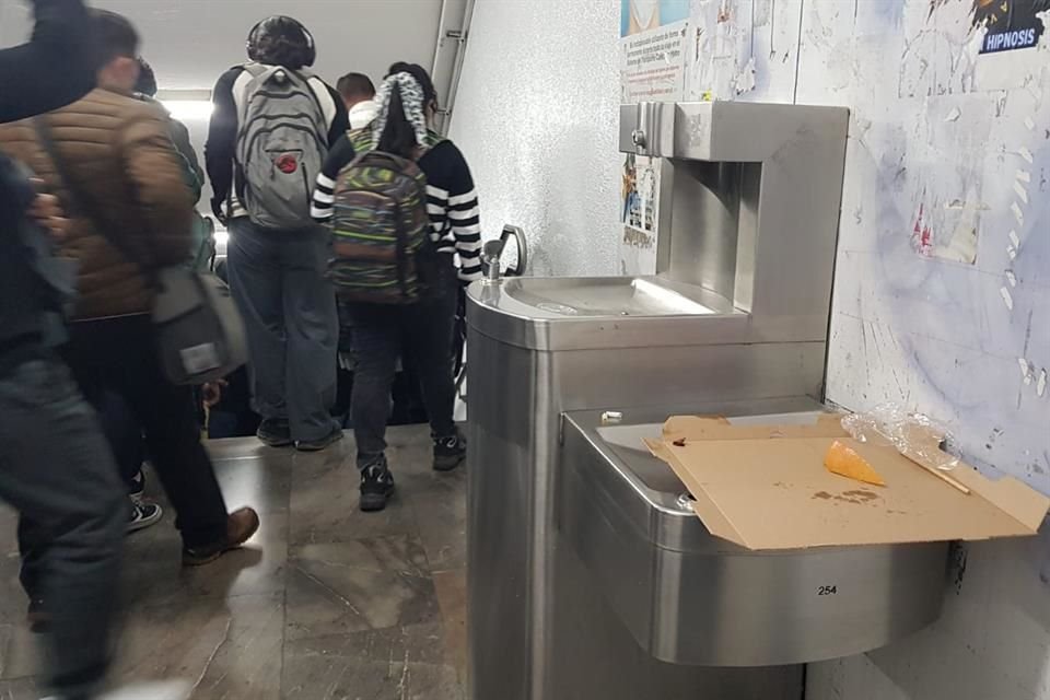 El Metro suma 430 bebederos en sus instalaciones, sin embargo, la mayoría carece de un uso adecuado. 