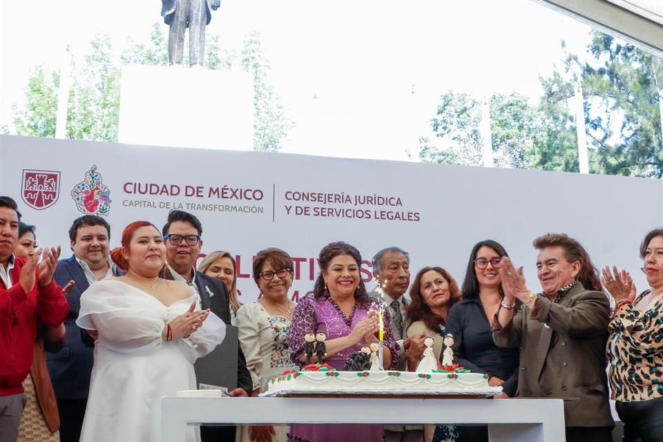 Las autoridades realizaron la boda de 500 personas en el Complejo Cultural Los Pinos. 