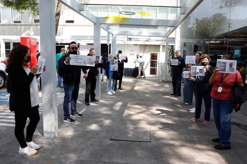 Integrantes del Sindicato Nacional de Trabajadores de Cultura hicieron una protesta la tarde de este viernes en el Centro Cultural del Bosque.