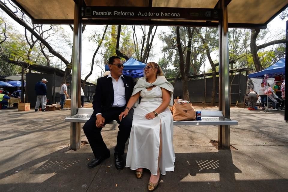 A unos minutos de haberse casado, Fernando y Sarahi esperaban en una parada de autobús de Paseo de la Reforma.