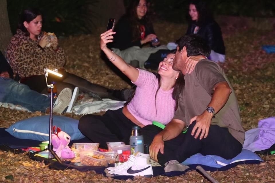 En los jardines alrededor del Tótem Canadiense, capitalinos se dieron cita al Picnic Nocturno. 