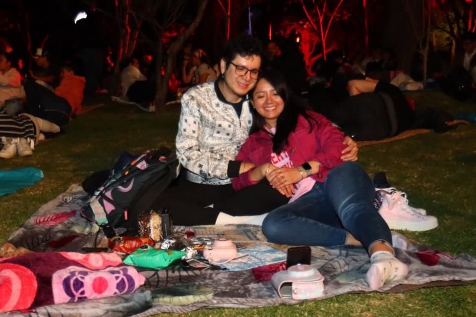 Parejas y amigos acudieron a la Primera Sección del Bosque de Chapultepec para disfrutar de su compañía. 