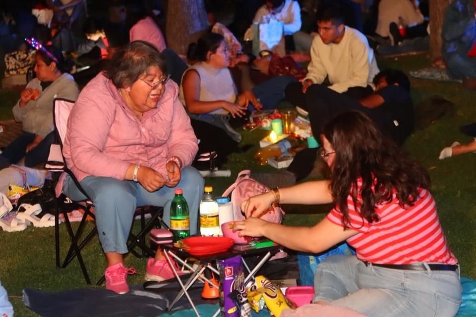 Capitalinos acudieron al Picnic Nocturno en Chapultepec con motivo del Día del Amor y la Amistad, donde disfrutaron de alimentos y bebidas  