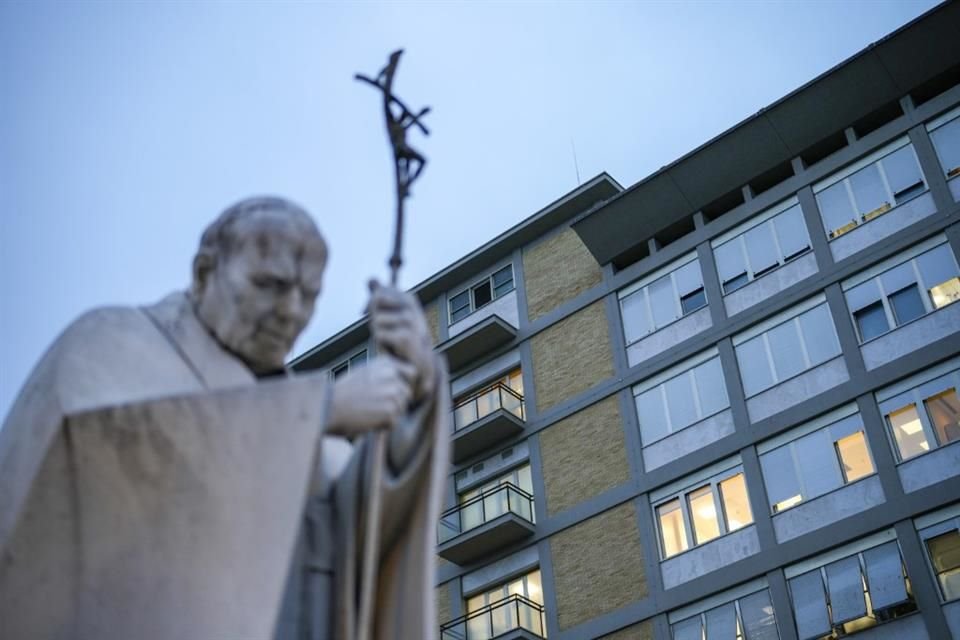 En la imagen, una estatua de mármol del fallecido Juan Pablo II, delante del policlínico Agostino Gemelli, en Roma, donde está hospitalizado el Papa Francisco.