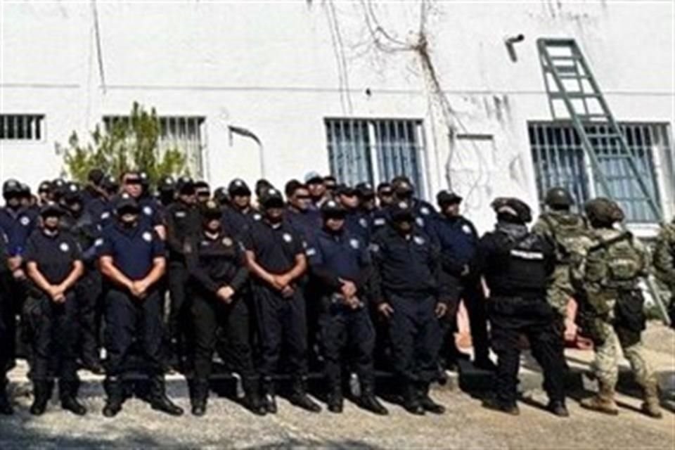 FGE, la Defensa y la SSP de Chiapas detuvieron en flagrancia a 98 personas que fungían como policías municipales del municipio de Tonalá.