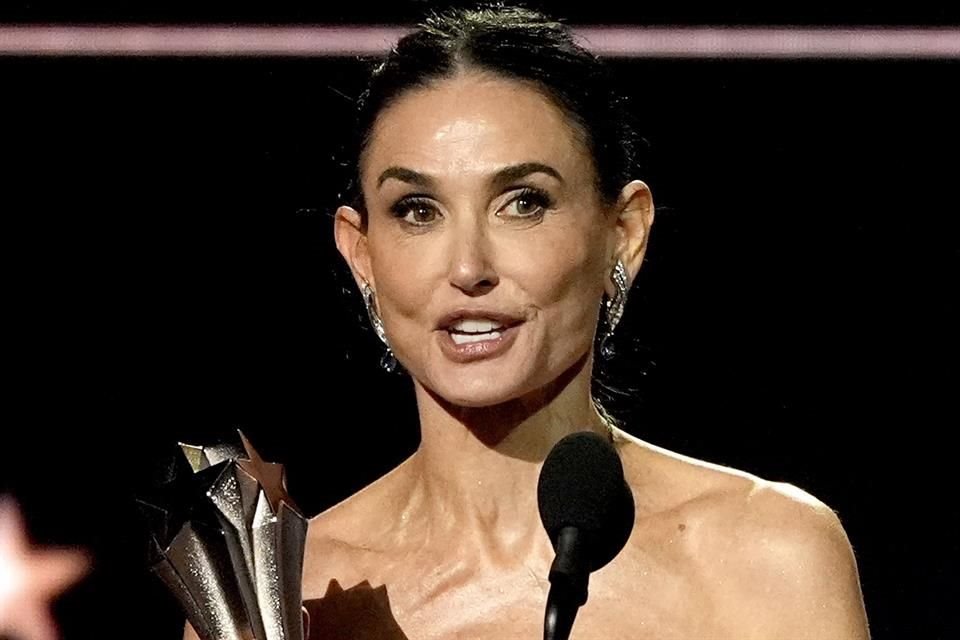 Demi Moore También se ha llevado el premio a Mejor Actriz en los Critics Choice Awards por 'La Sustancia (The Substance)'.